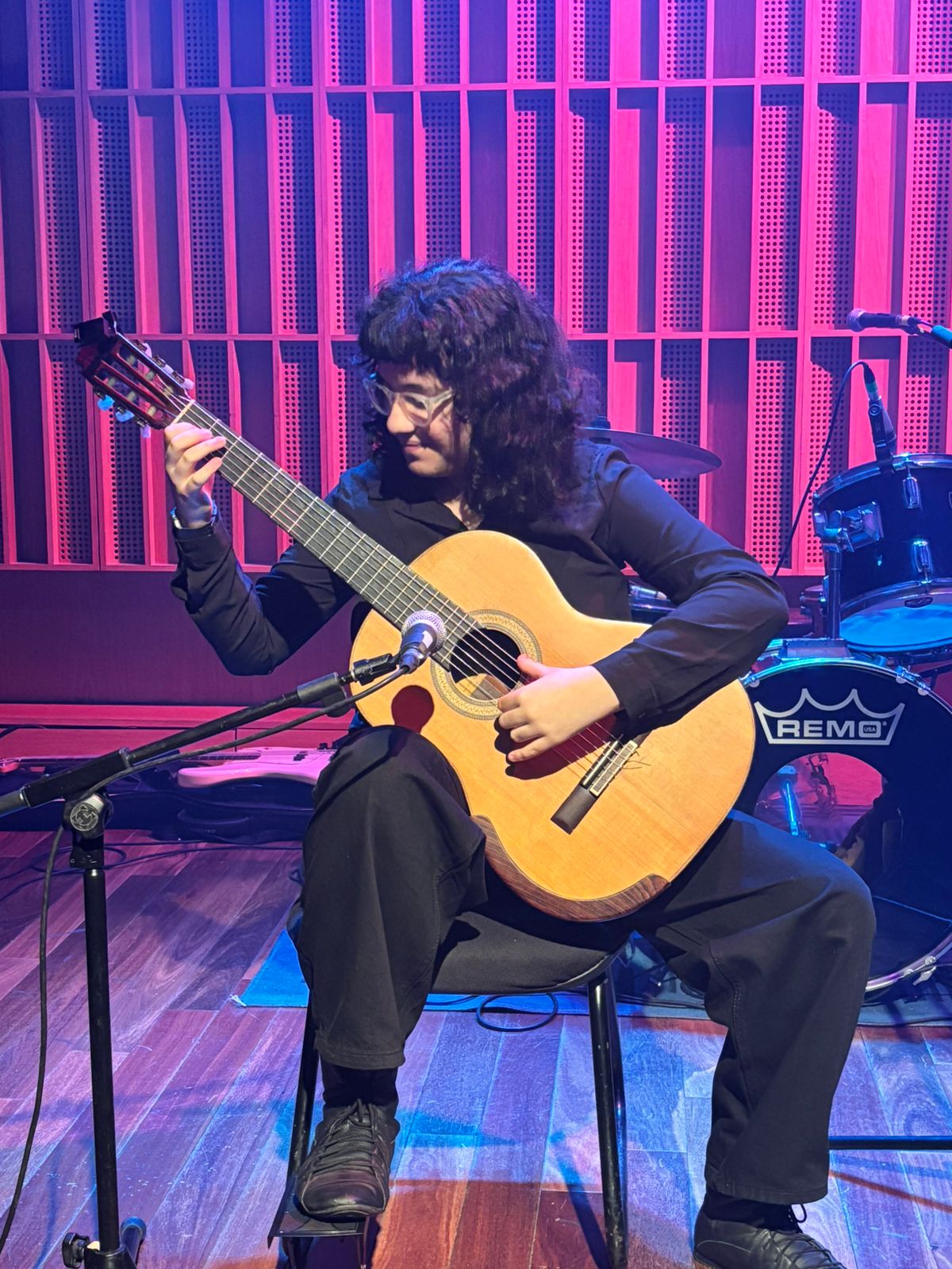 Olivia Nacimiento tocando la guitarra